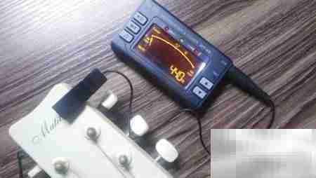轻松调音:吉他调音器使用指南