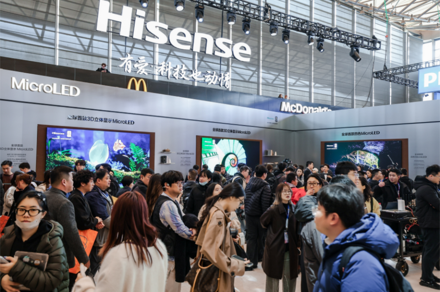 领跑彩色光源时代!海信携三大硬核技术亮相AWE2026